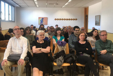 Ple a la sala de professors de l’Aulari Josep Carner (UB) en l'acte de cloenda del màster
